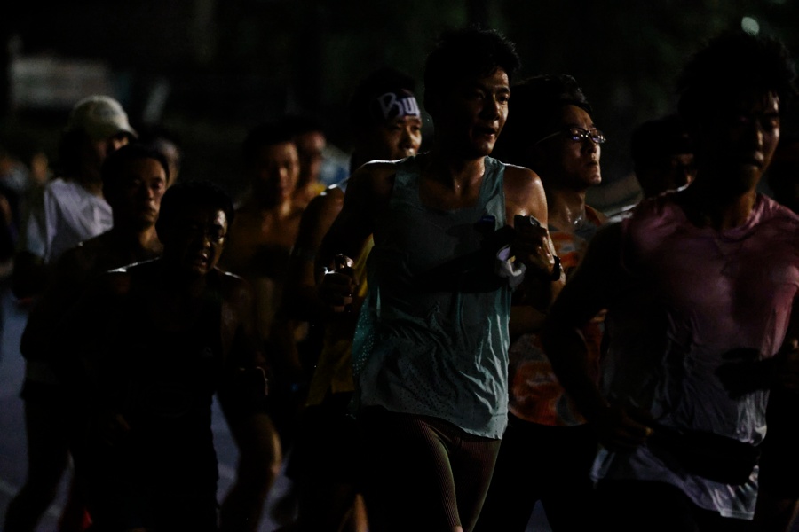 夏夜“千人跑”！卢湾体育场成“野生”跑步训练场你去跑过了吗？(图2)